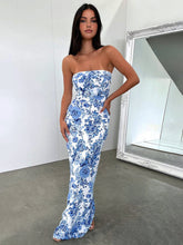 Langes Kleid mit Schlitz und mehrfarbigem Blumenmuster
